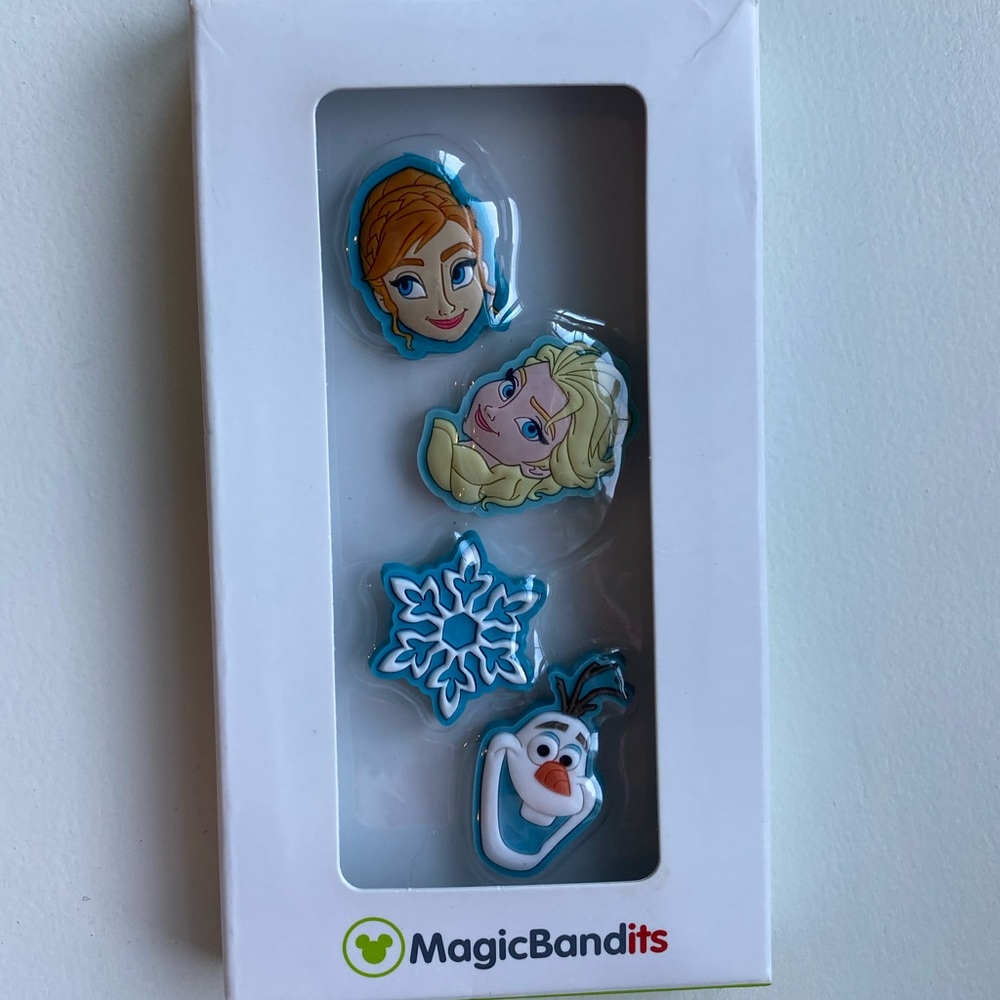 NWT Disney Frozen Magic Bandits❄️